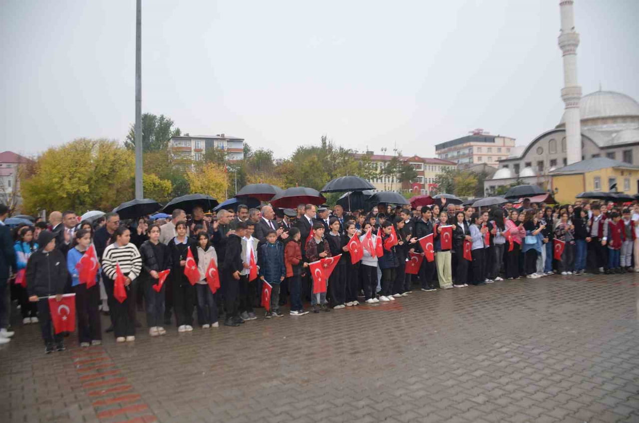 MUŞ'UN BULANIK İLÇESİNDE CUMHURİYET'İN 103. YIL DÖNÜMÜ DOLAYISIYLA DÜZENLENEN YÜRÜYÜŞTE, 200 METRE...