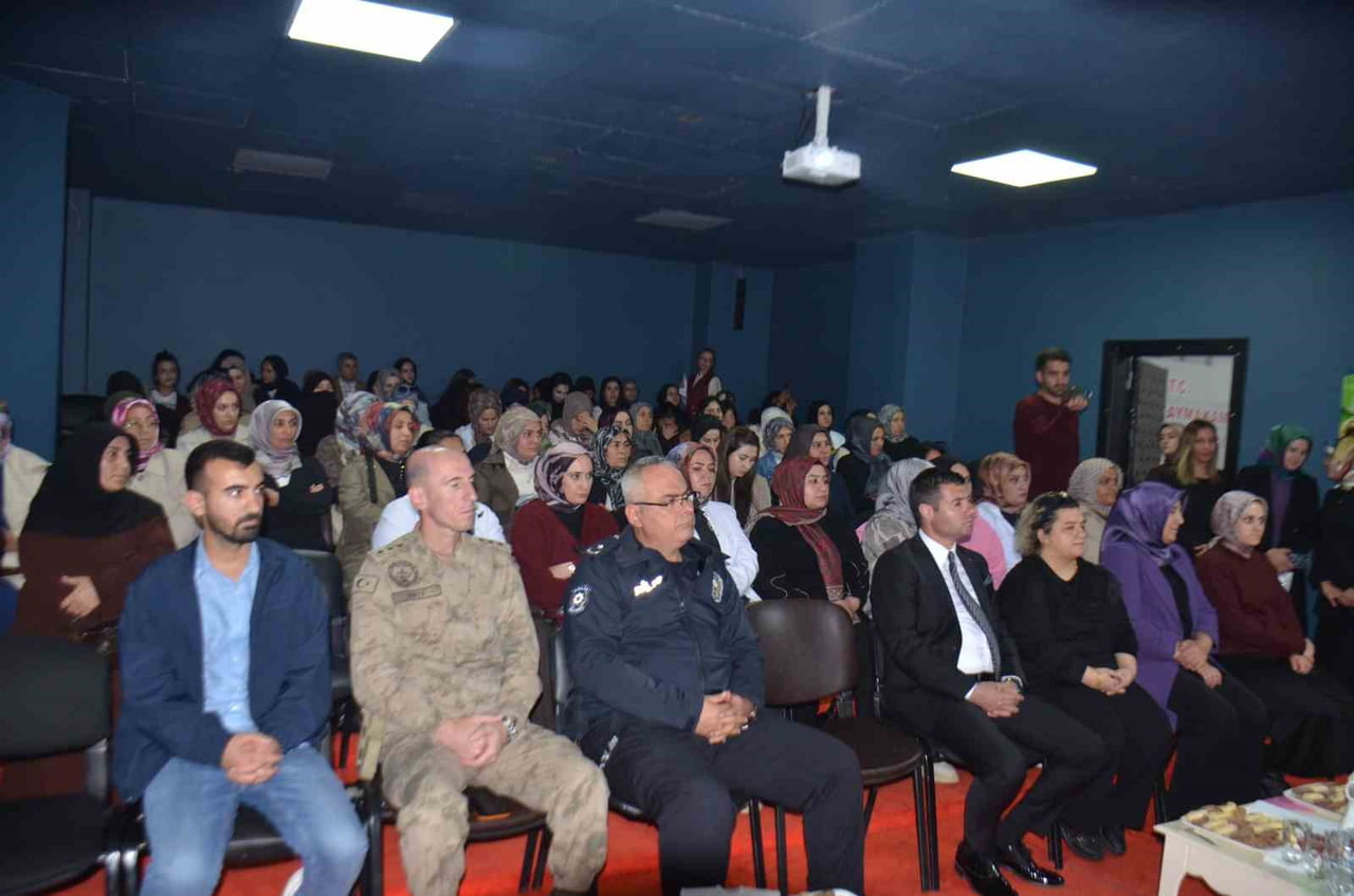 MUŞ'UN BULANIK İLÇESİNDE, UYUŞTURUCU VE MADDE BAĞIMLILIĞININ ÖNLENMESİNE YÖNELİK "AİLENİN GÜCÜ"...
