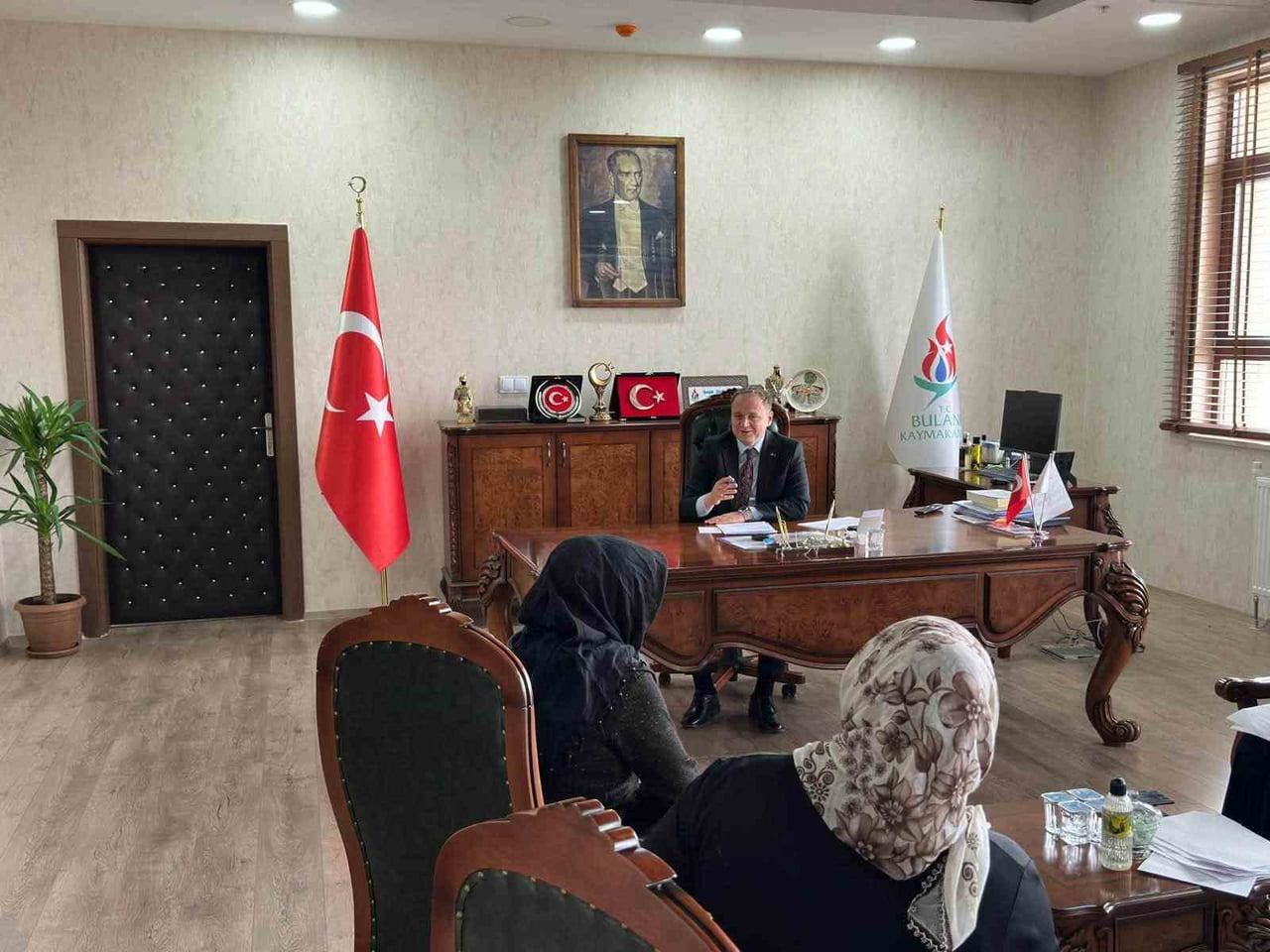 MUŞ'UN BULANIK KAYMAKAMI ÖMER ÖVÜNÇ KOŞANSU, GELENEKSEL HALE GETİRDİĞİ "HALK GÜNÜ" TOPLANTILARI...