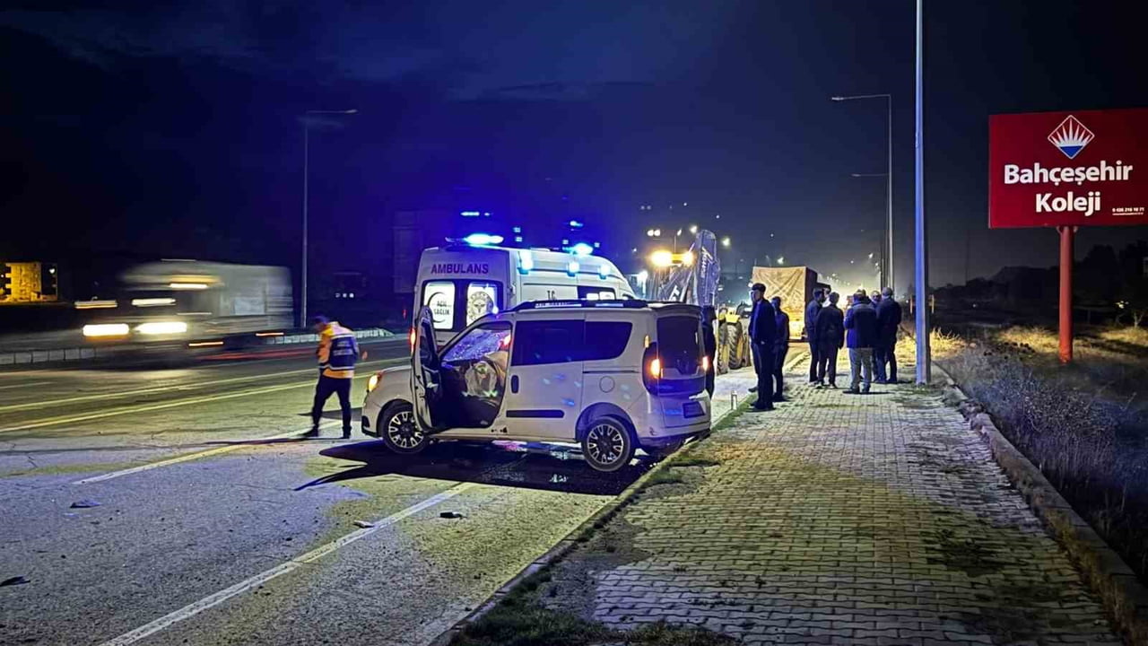 MUŞ-BİTLİS KARA YOLUNDA KEPÇE İLE OTOMOBİLİN ÇARPIŞMASI SONUCU MEYDANA GELEN TRAFİK KAZASINDA 1...