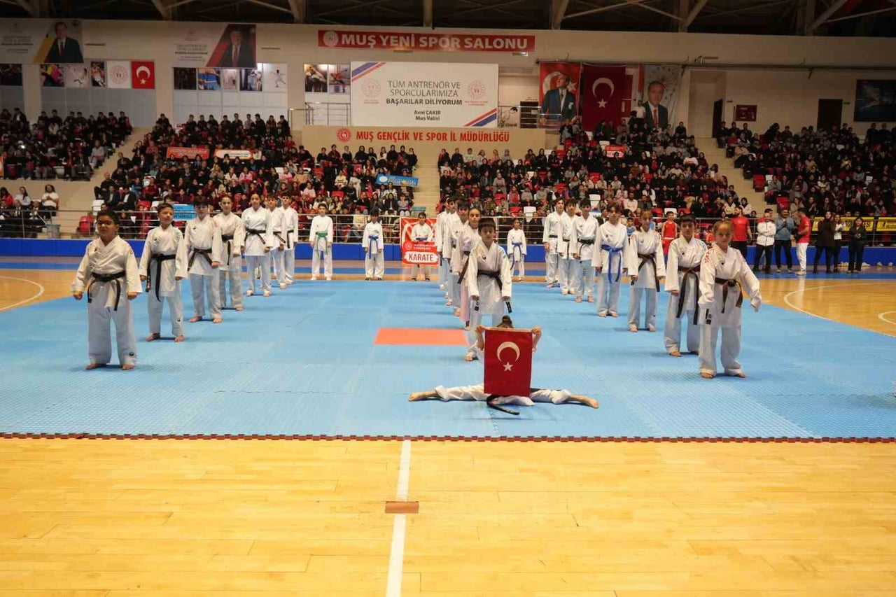 MUŞ’TA CUMHURİYET’İN İLANININ 103. YIL DÖNÜMÜ DÜZENLENEN TÖRENLERLE KUTLANDI.