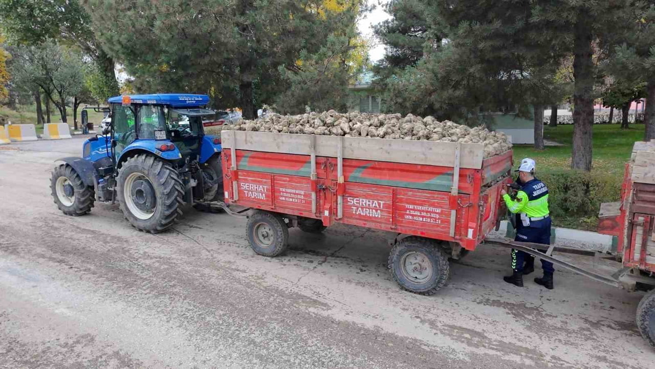 MUŞ’TA JANDARMA EKİPLERİ, ŞEKER FABRİKASI’NDA BULUNAN TARIM ARAÇLARINI DENETLEYEREK SÜRÜCÜLERE...