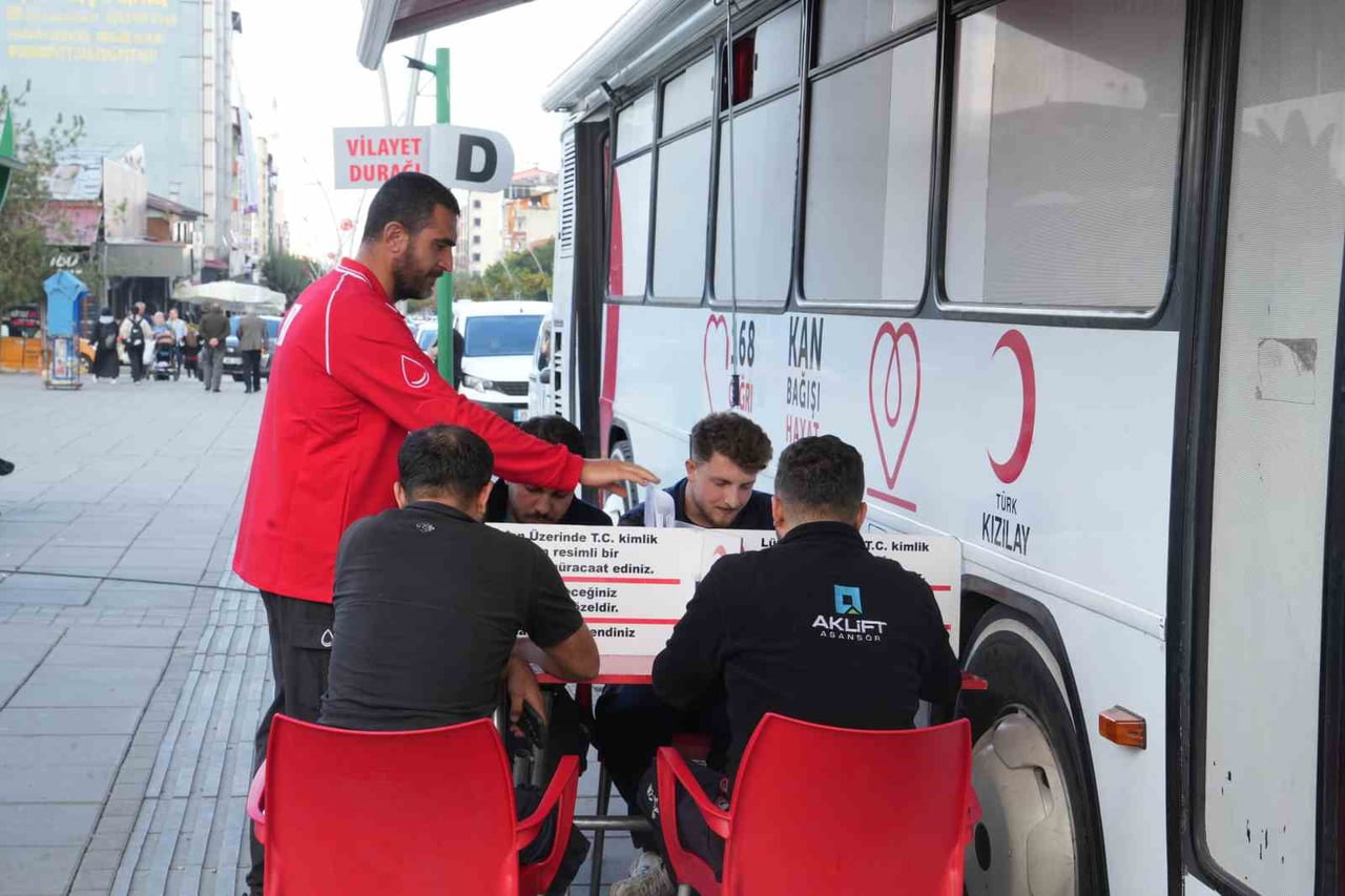 MUŞ’TA KIZILAY TARAFINDAN SÜRDÜRÜLEN KAN BAĞIŞI KAMPANYASINA VATANDAŞLARIN İLGİSİ DÜŞÜK...