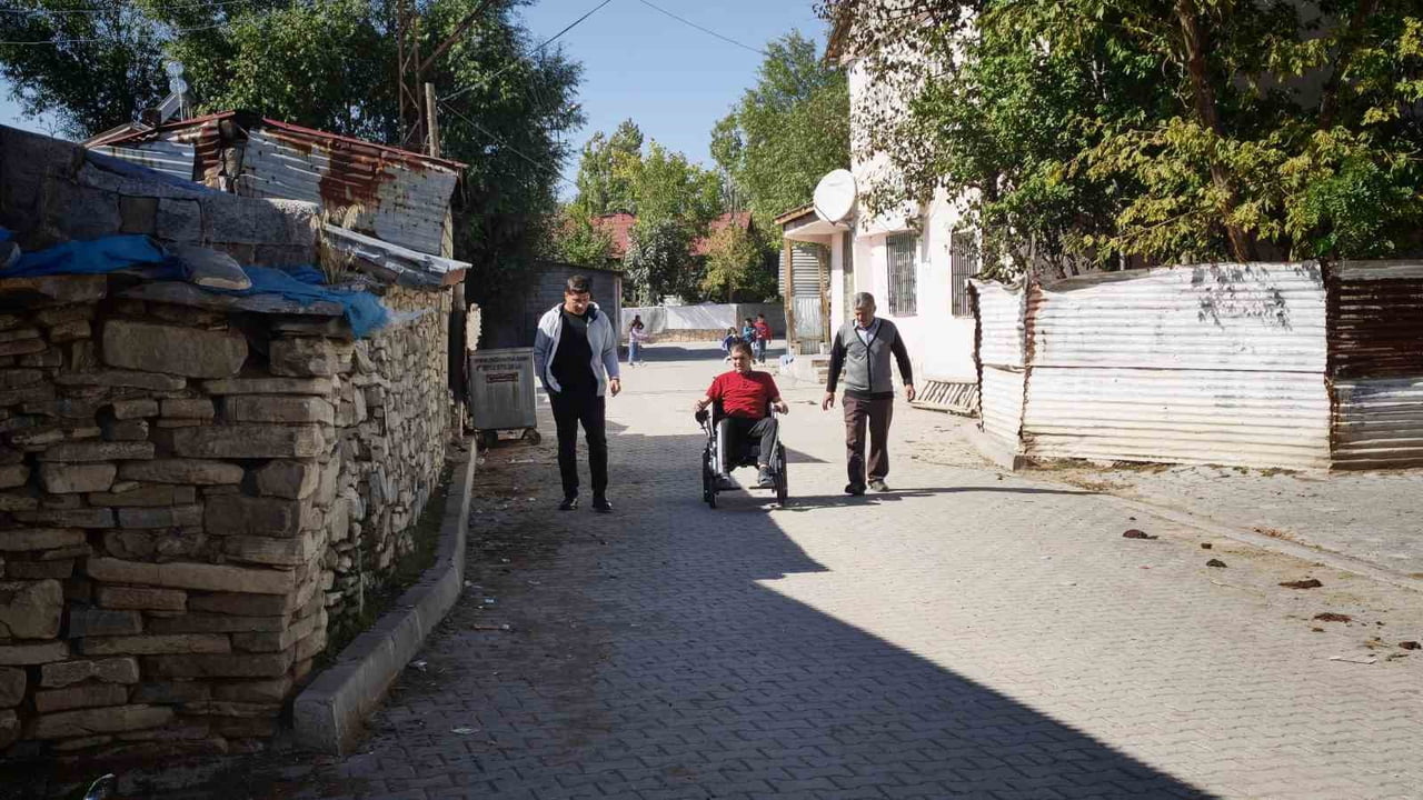 MUŞ’TA ŞEKER HASTALIĞI NEDENİYLE AYAK PARMAKLARI KESİLEN VE YÜRÜMEKTE GÜÇLÜK ÇEKEN 20 YAŞINDAKİ...