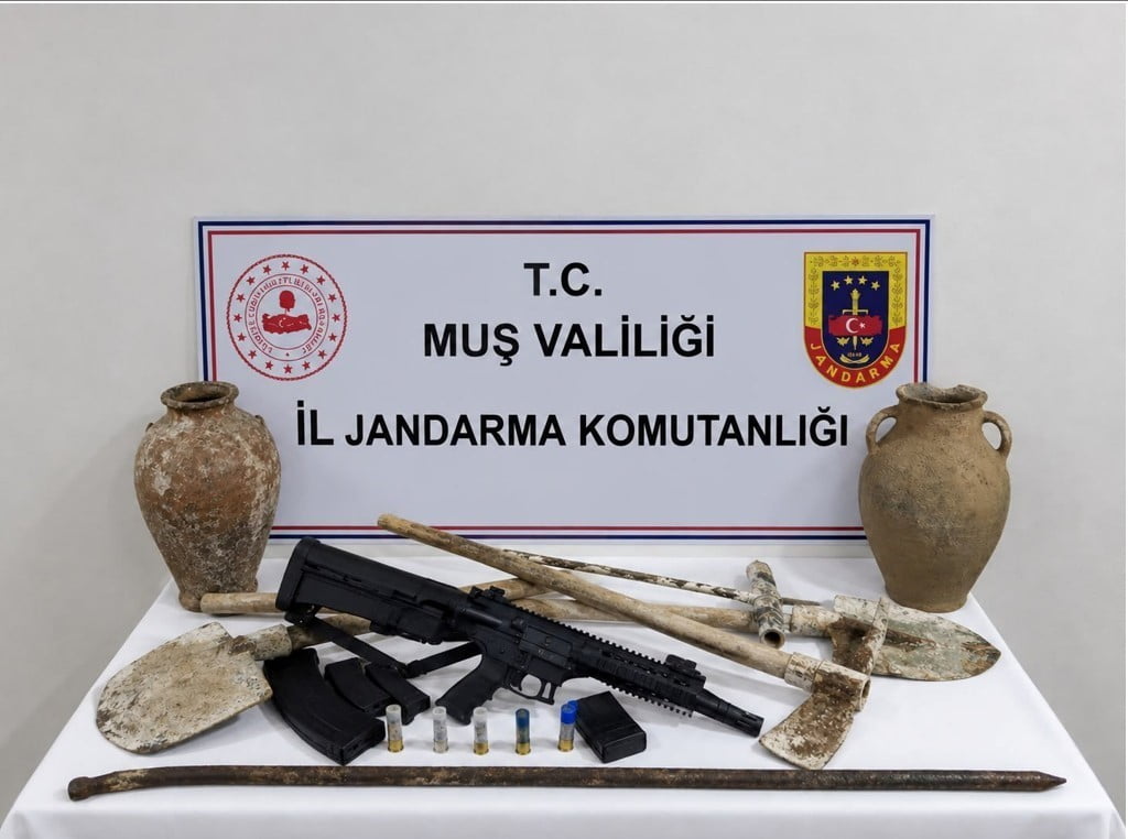 MUŞ’UN BULANIK İLÇESİNDE KAÇAK KAZI ŞÜPHESİYLE BİR ADRESE DÜZENLENEN ARAMADA 2 KÜP, RUHSATSIZ AV...