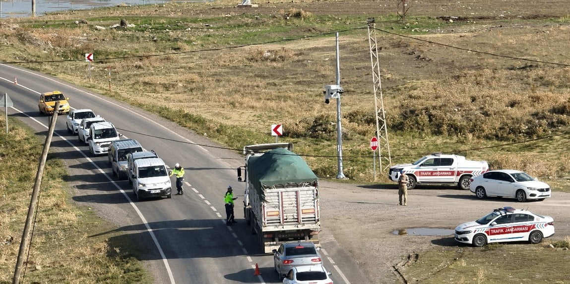 MUŞ’UN MALAZGİRT İLÇESİNDE JANDARMA EKİPLERİ, TRAFİK KAZALARINI ÖNLEMEK VE SÜRÜŞ GÜVENLİĞİNİ...