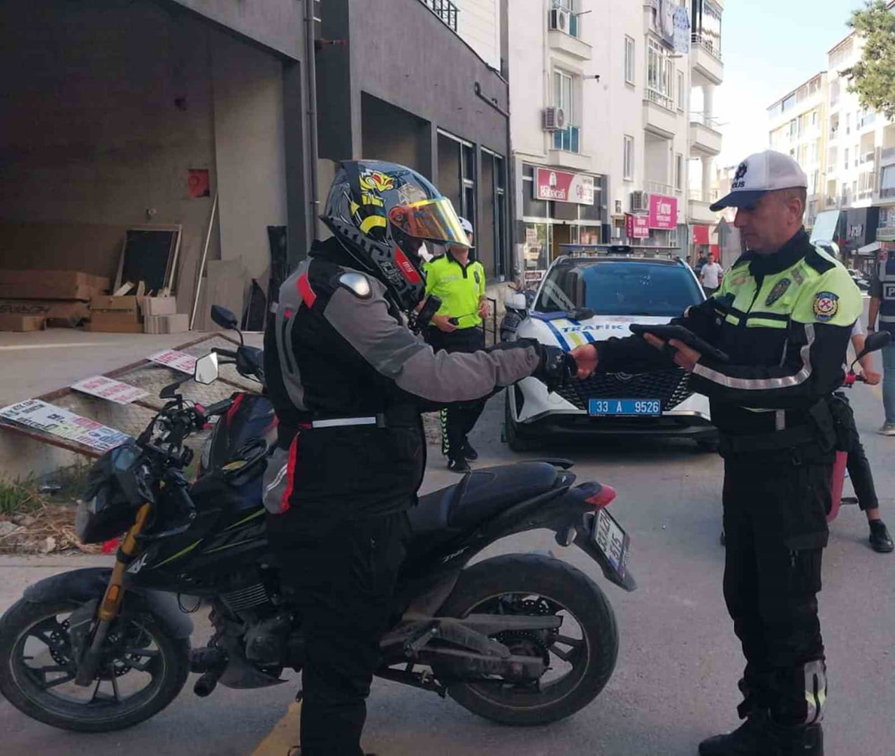 MUT İLÇESİ ŞEHİR MERKEZİNDE KURAL TANIMAYAN, TRAFİĞİ TEHLİKEYE SOKAN VE ARAÇLARIYLA ŞOV YAPAN...