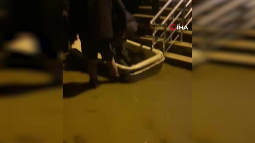 Namaz sonrası camide mahsur kalan imam ve cemaat botla taşındı: O anlar kamerada