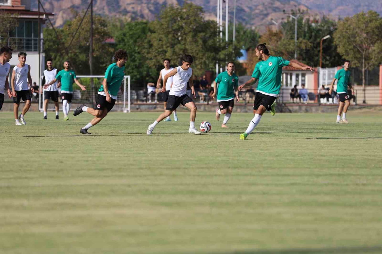 NAZİLLİ ŞEHİR SPOR KULÜBÜ, HAZIRLIK MAÇINDA KONUK ETTİĞİ İNCİRLİOVA BELEDİYESPOR İLE 1-1 BERABERE...