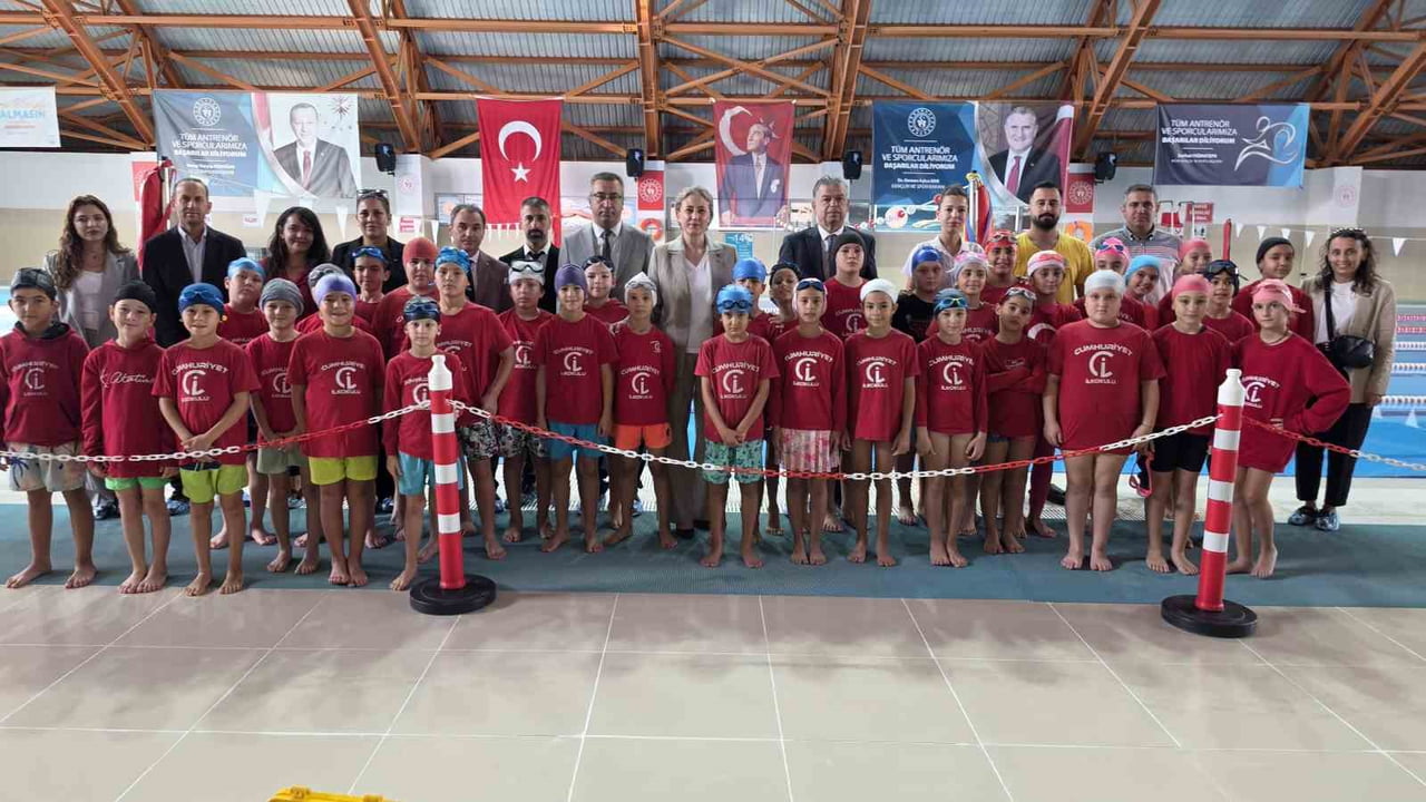 NAZİLLİLİ ÇOCUKLAR YÜZME ÖĞRENİYOR