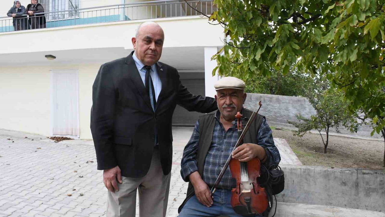 NEŞET ERTAŞ'IN YAŞADIĞI EVİN BAHÇESİNDE ABDAL VELİ ATAK VE İŞ İNSANI AYHAN ÇELİK