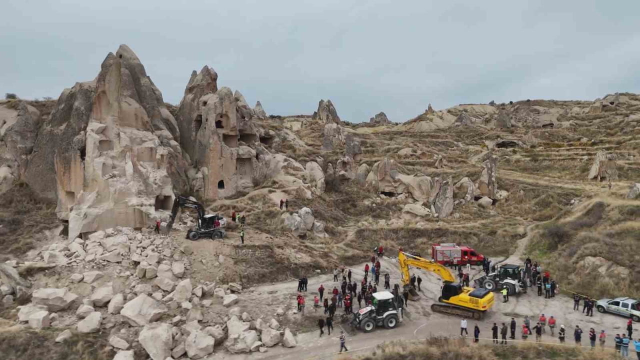 NEVŞEHİR'İN GÖREME BELDESİNDE ÇÖKEN PERİBACASI HAVADAN GÖRÜNTÜLENDİ.