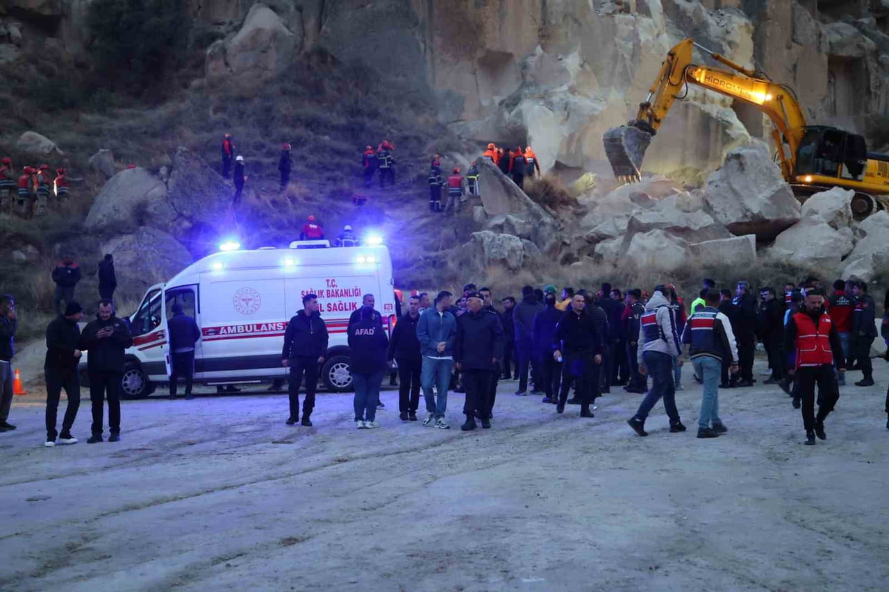 NEVŞEHİR'İN GÖREME BELDESİNDE ÇÖKEN PERİBACASINDA KAYALIKLAR ALTINDA KALAN 1 KİŞİNİN CANSIZ...