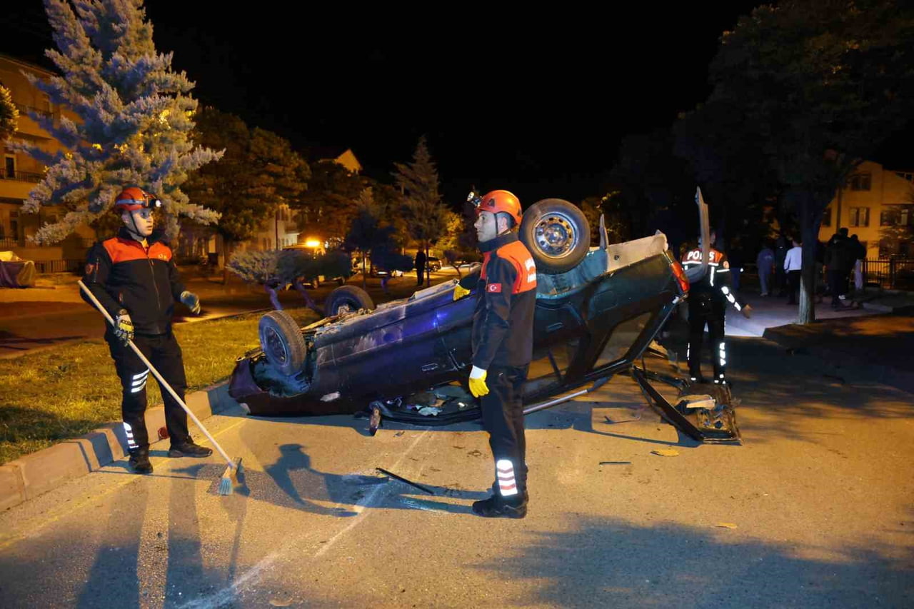 NEVŞEHİR’İN ÜRGÜP İLÇESİNDE İKİ OTOMOBİLİN YARIŞ YAPTIĞI SIRADA KAVŞAKTA DÖNÜŞ YAPMAK İSTEYEN...