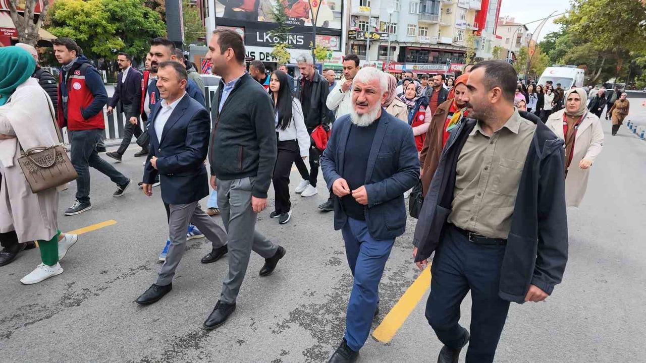 NİĞDE'DE 1 EKİM DÜNYA YAŞLILAR GÜNÜ DOLAYISIYLA YÜRÜYÜŞ DÜZENLENDİ.