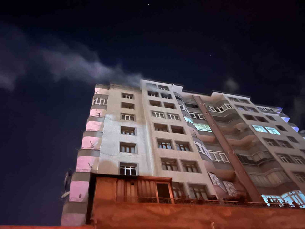 NİĞDE’DE 9’UNCU KATTA YANGIN PANİĞİ