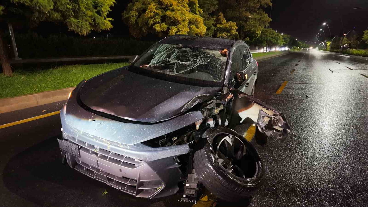NİĞDE’DE KONTROLDEN ÇIKARAK, REFÜJE ÇIKAN SUV ARAÇ AĞACA ÇARPTI. KAZADA HASAR ALAN ARAÇ...