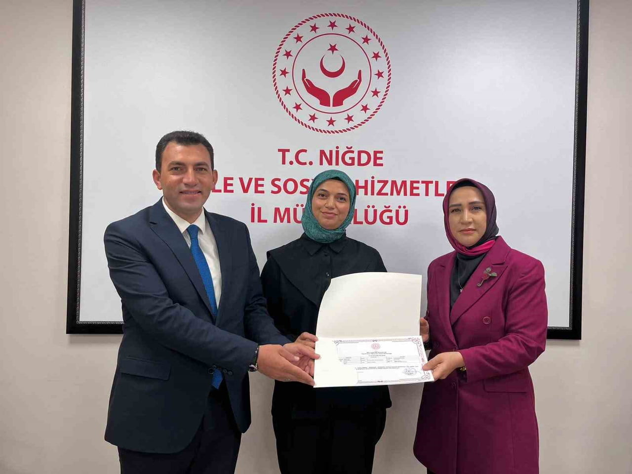 NİĞDE’DE TÜRK İŞARET DİLİ KURSUNU TAMAMLAYANLARA SERTİFİKALARI VERİLDİ
