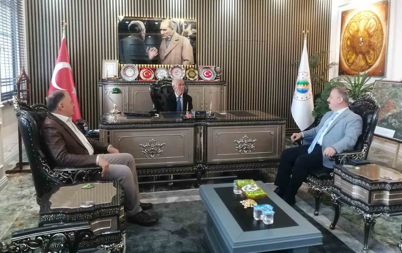 NİKSAR KAYMAKAMI KADİR PERÇİ, KAYMAKAM OLMA DİLEĞİNDE BULUNAN 73 YAŞINDAKİ BAYRAM ÖZATALAY'I...