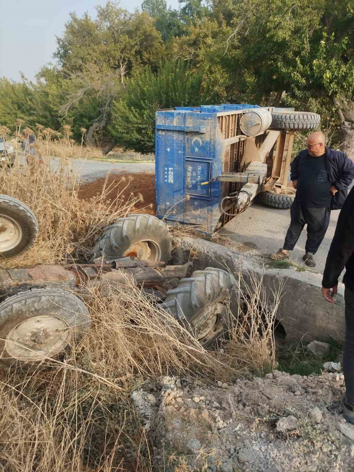 NİZİP İLÇESİNDE SÜRÜCÜSÜNÜN DİREKSİYON HAKİMİYETİNİ KAYBETTİĞİ TOPRAK YÜKLÜ TRAKTÖR DEREYE...