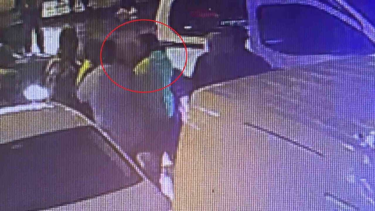 O ANLAR ANBEAN GÜVENLİK KAMERASINA YANSIDI.