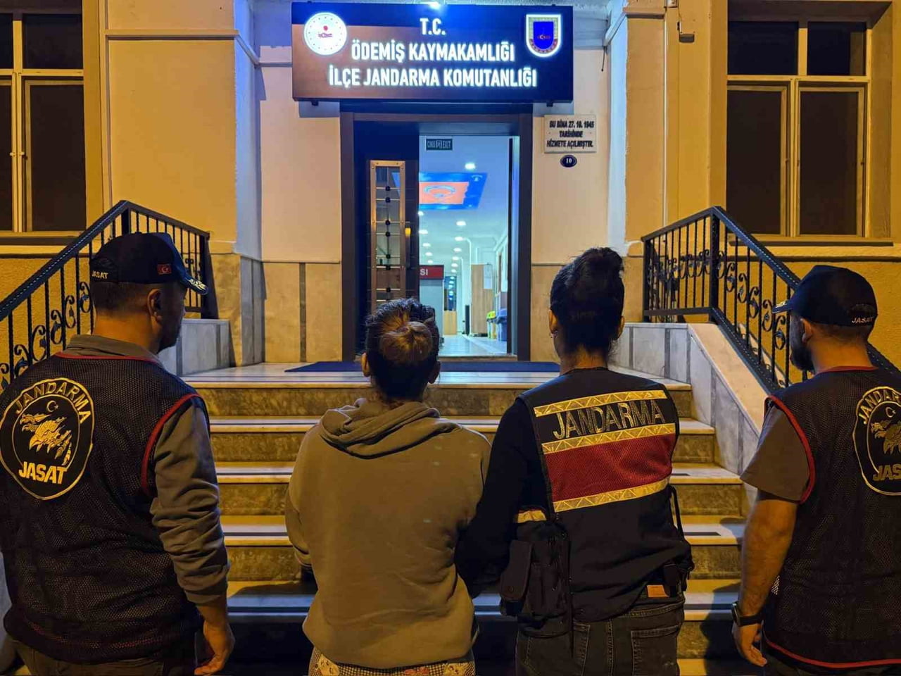 ÖDEMİŞ'TE 13 AYRI SUÇTAN 23 YIL 6 AY 5 GÜN KESİNLEŞMİŞ HAPİS CEZASI BULUNAN FİRARİ KADIN...