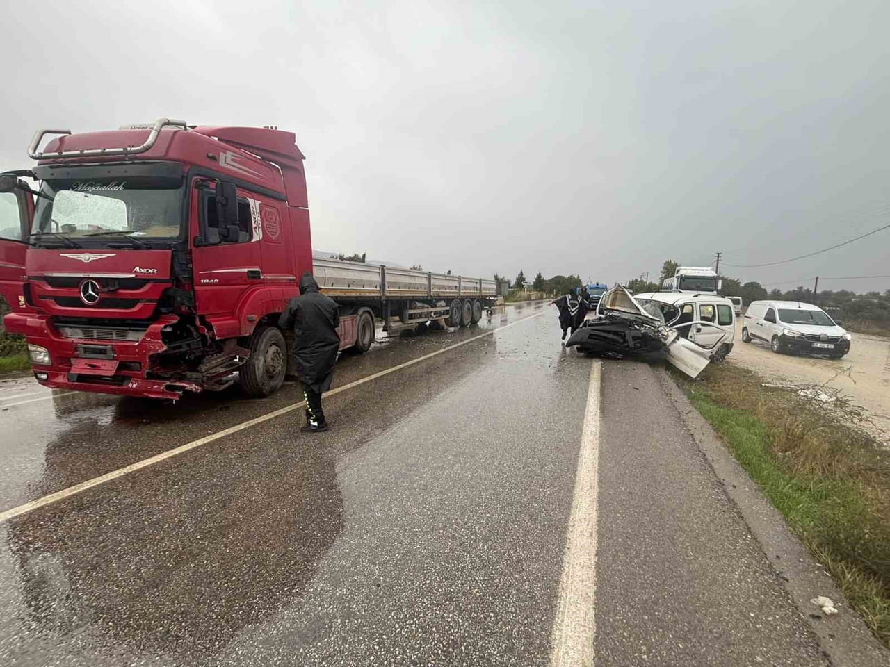 ÖDEMİŞ İLÇESİNDE TIR İLE KAMYONETİN ÇARPIŞMASI SONUCU MEYDANA GELEN KAZADA 1 KİŞİ HAYATINI...