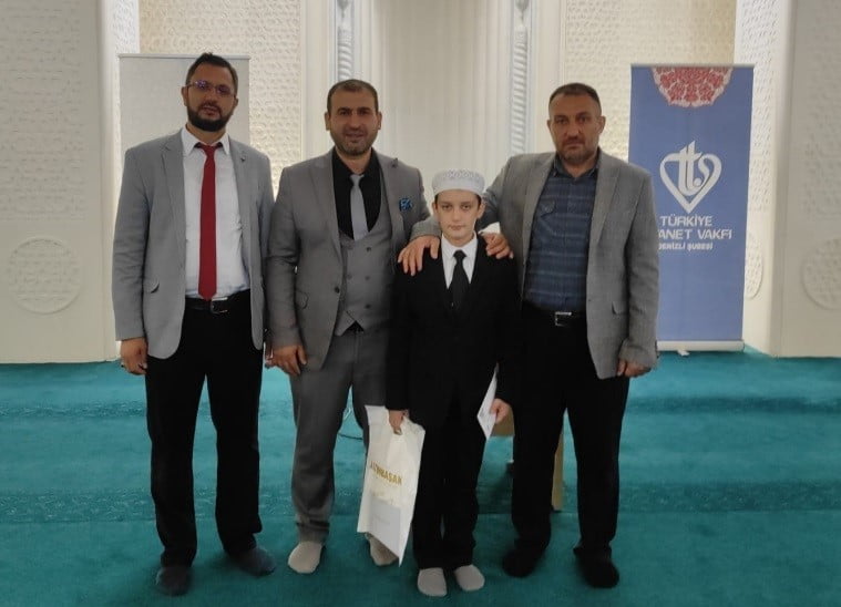 ÖĞRENCİ ABDULHALİM ÖLMEZ (SOLDAN 3'ÜNCÜ) VE BERABERİNDEKİLER