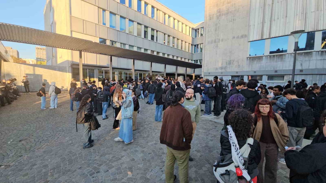 ÖĞRENCİ PROTESTOLARI FARKLI OKULLARIN ÖNLERİNDE DEVAM EDİYOR