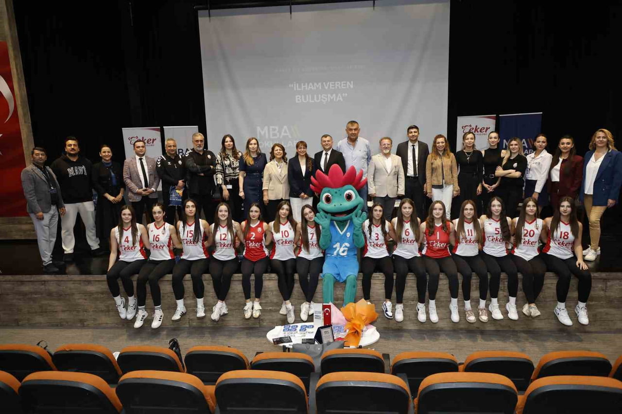 ÖĞRENCİLER, DÜNYA KIZ ÇOCUKLARI GÜNÜ’NDE KADINLAR 2’NCİ LİGİ’NDE MÜCADELE EDEN EKER SPOR KULÜBÜ...
