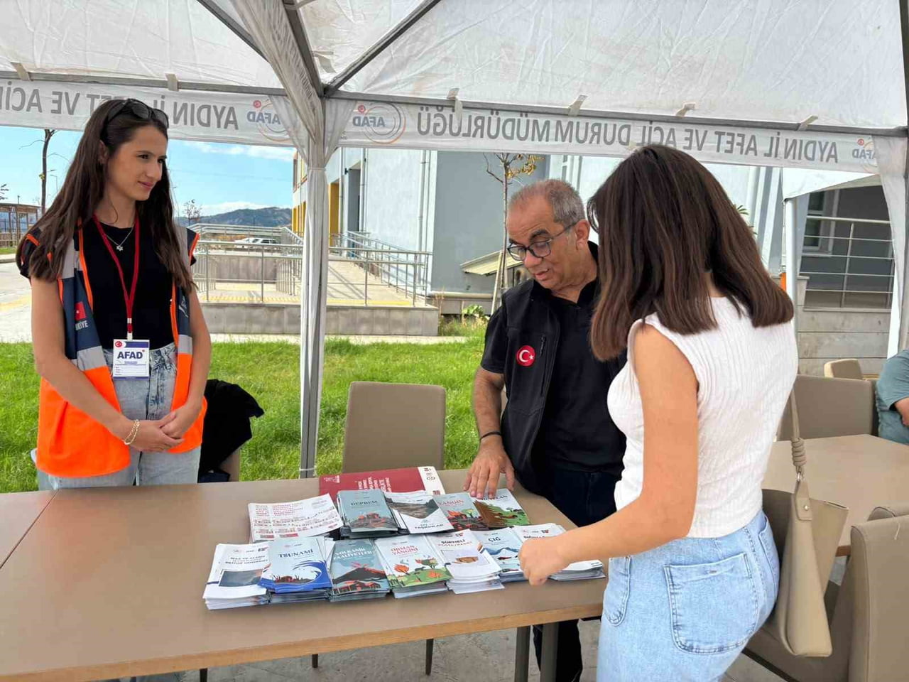 ÖĞRENCİLERDE AFET BİLİNCİ OLUŞTURMAK AMACIYLA AÇILAN STANTLAR İLE YURTLARDA KALAN ÜNİVERSİTE...