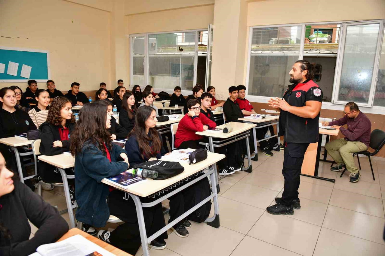 ÖĞRENCİLERE DEPREM ANINDA NELER YAPILMASI GEREKTİĞİNİ ANLATAN EKİPLER, HEM ÖĞRETTİ HEM DE...