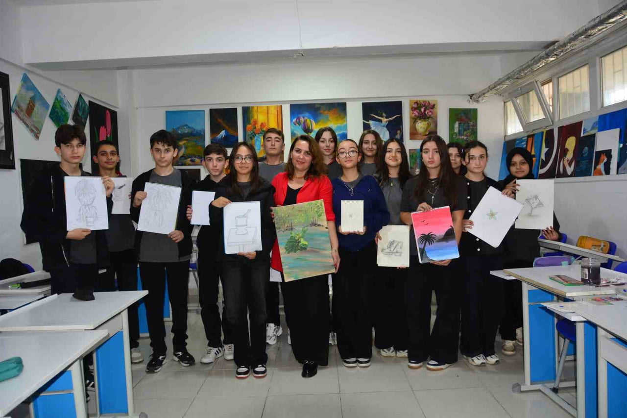 ÖĞRENCİLERİ ÖĞRETMENLERİ NESLİHAN ÖZDEMİR İLE BİRLİKTE YAPTIKLARI SANAT ÇALIŞMALARI