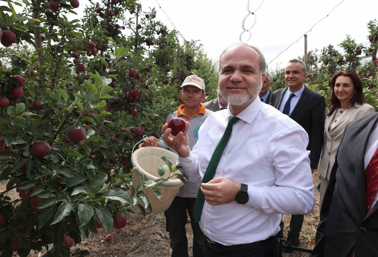 ÖĞRENCİLERLE BİR ARAYA GELEN REKTÖR PROF. DR. HASAN USLU; 200 TONUN ÜZERİNDE BEKLENEN REKOLTENİN...