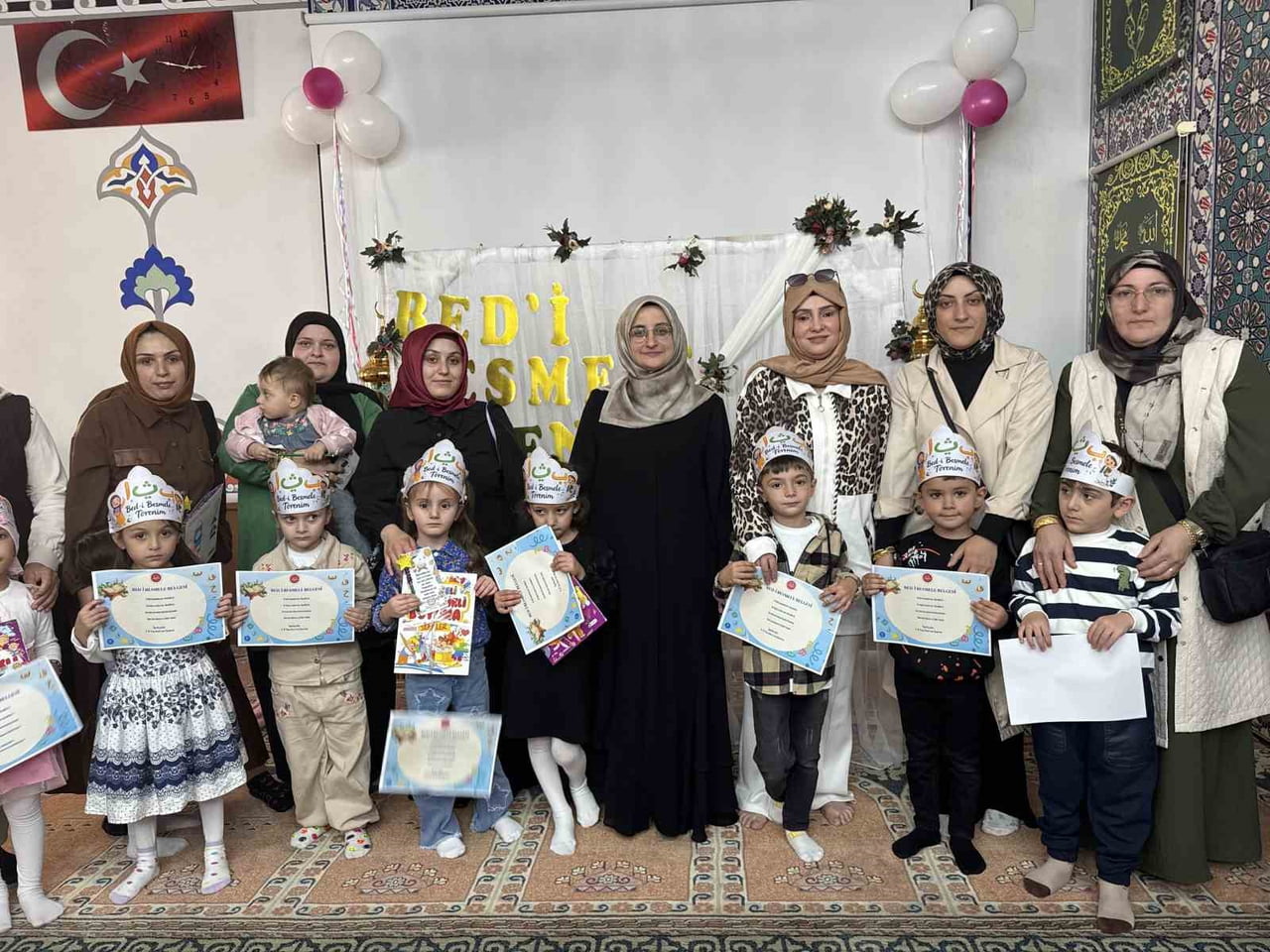 ÖĞRETMENLER ÇOCUKLAR VE AİLELERİ TOPLU RESİM