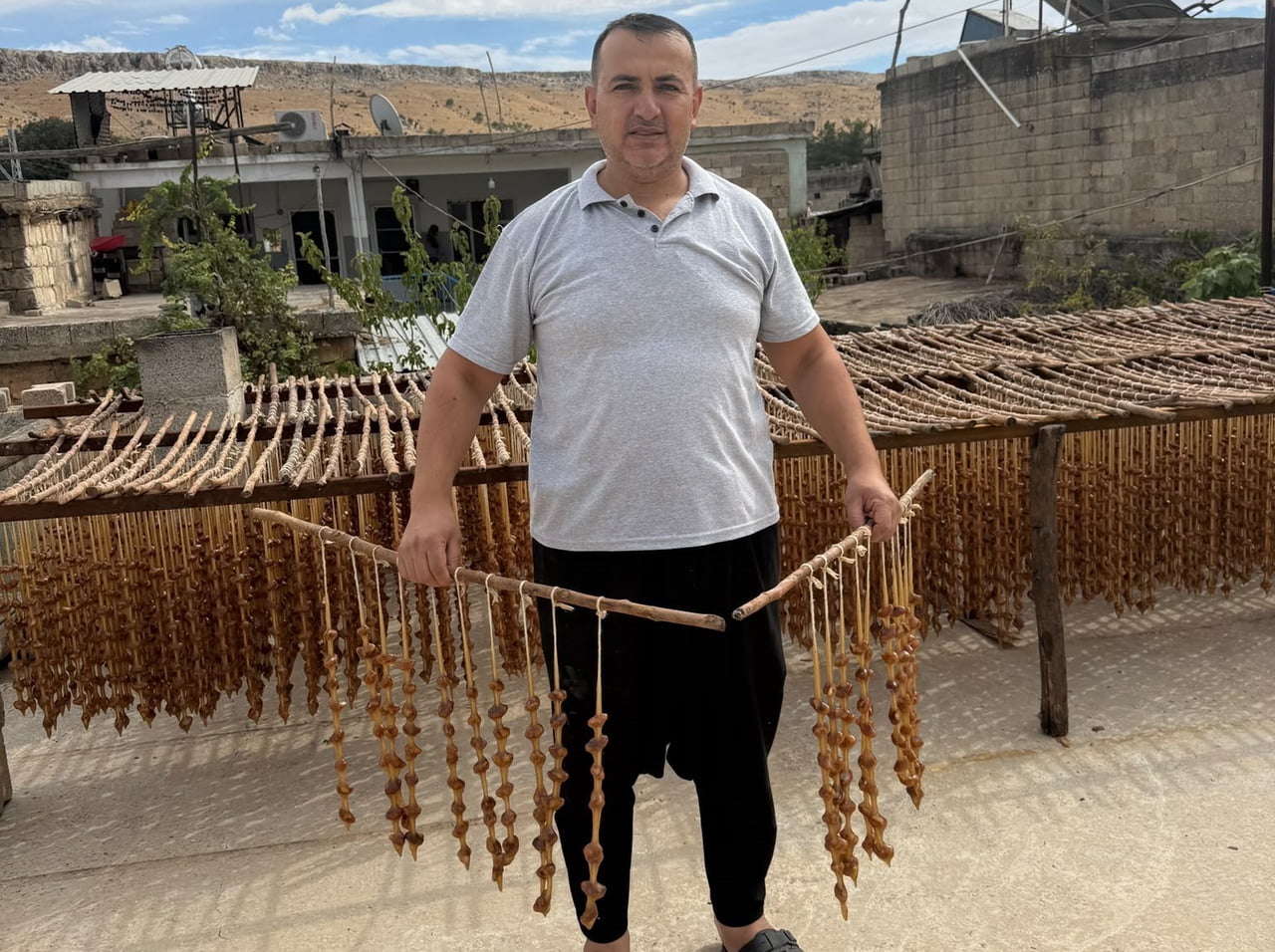 OĞUZELİ İLÇESİNE BAĞLI ÇAYBAŞI MAHALLESİ'NDE CEVİZLİ SUCUK VE BASTIK ÜRETİMİ YAPAN 40 YAŞINDAKİ...