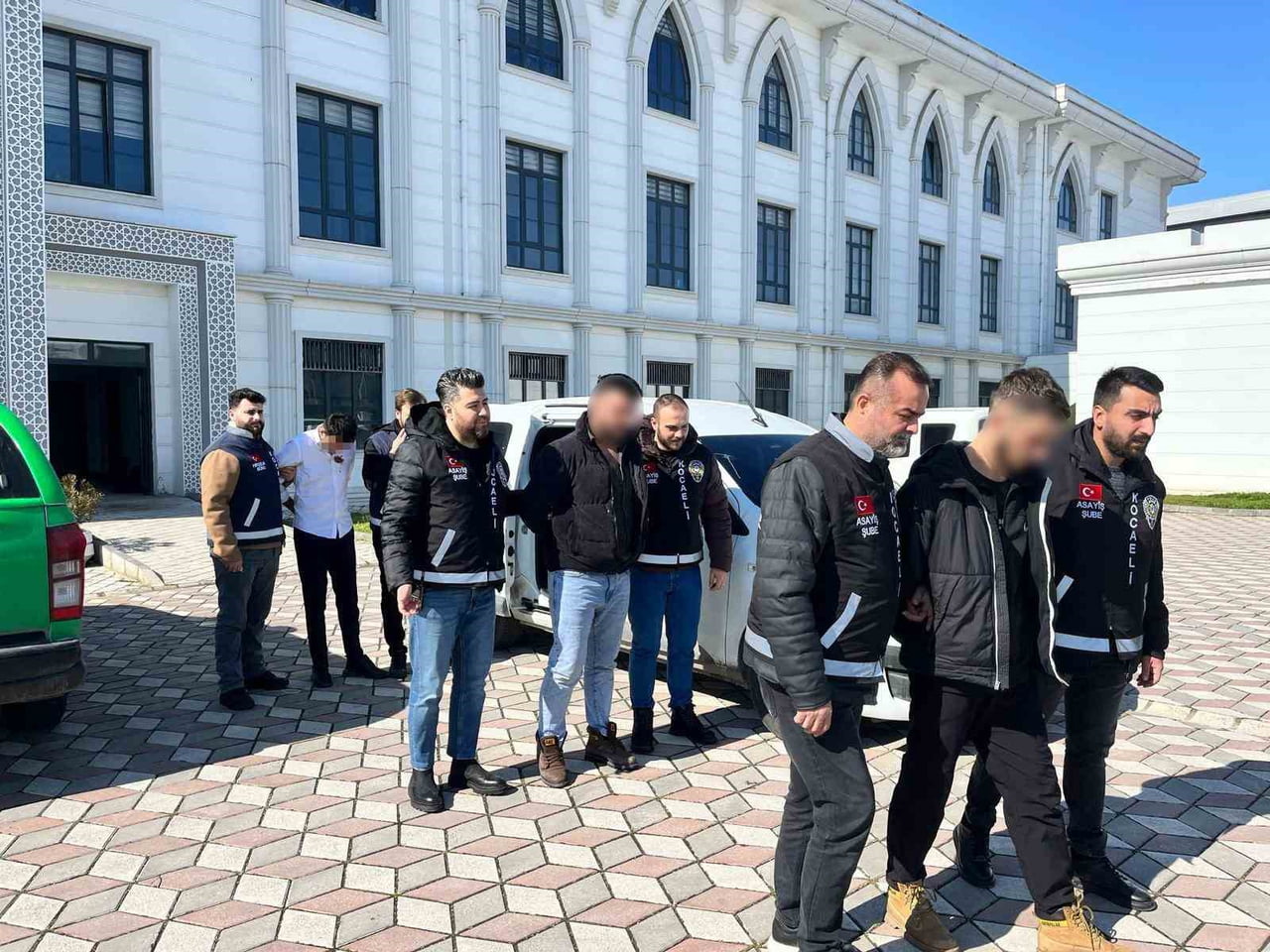 OLAYIN ŞÜPHELİSİ OLARAK GÖZALTINA AŞINAN M.Y. (25) TUTUKLANARAK CEZAEVİNE GÖNDERİLİRKEN, KAVGAYA...