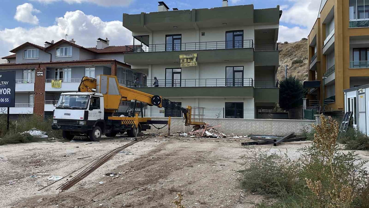 ONYA'DA SEPETLİ VİNÇLE ÇATIYA DEMİR ÇIKARTMAYA ÇALIŞTIĞI SIRADA 2 METRELİK YÜKSEKLİKTEN DÜŞEN İŞÇİ...