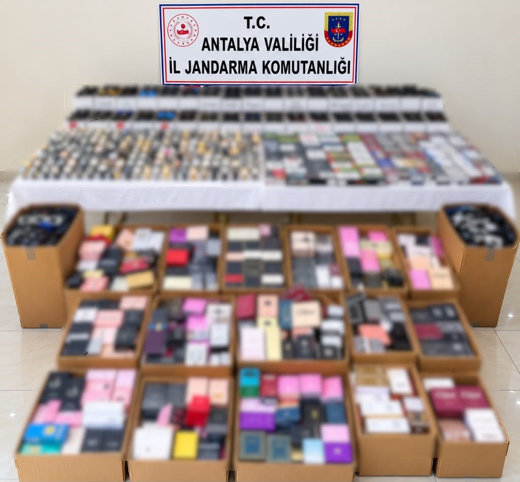 OPERASYONDA, PİYASA DEĞERİ YAKLAŞIK 6 MİLYON 250 BİN LİRA OLDUĞU DEĞERLENDİRİLEN GÜMRÜK KAÇAĞI...
