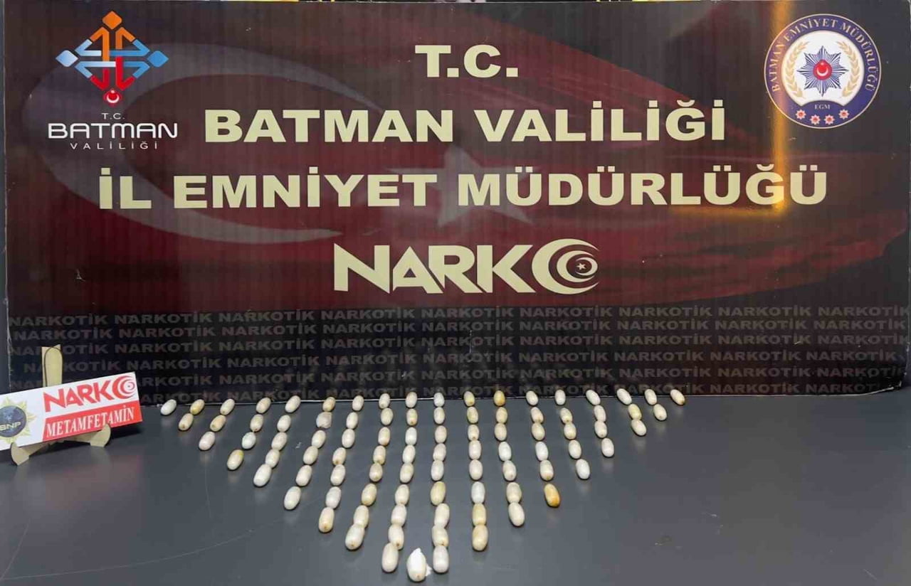 OPERASYONDA YABANCI UYRUKLU BİR KİŞİNİN MİDESİNDEN 750 GRAM METAMFETAMİN ELE GEÇİRİLDİ.