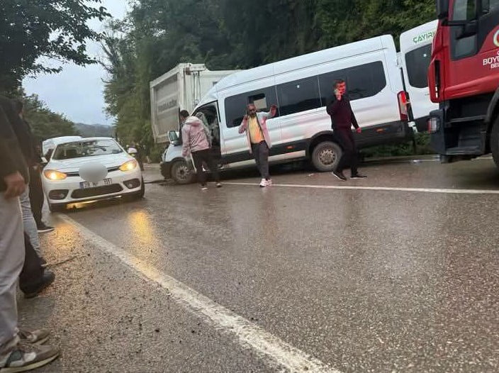 ORDU'DA YOLCU MİNİBÜSÜ İLE KAMYONUN ÇARPIŞTIĞI KAZADA 1 KİŞİ HAYATINI KAYBETTİ, 18'İ ÖĞRENCİ 23...