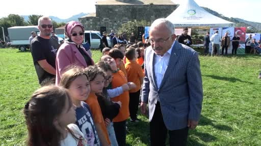 Ordu'da yüzlerce çocuk Yason Burnu'nda uçurtma uçurdu