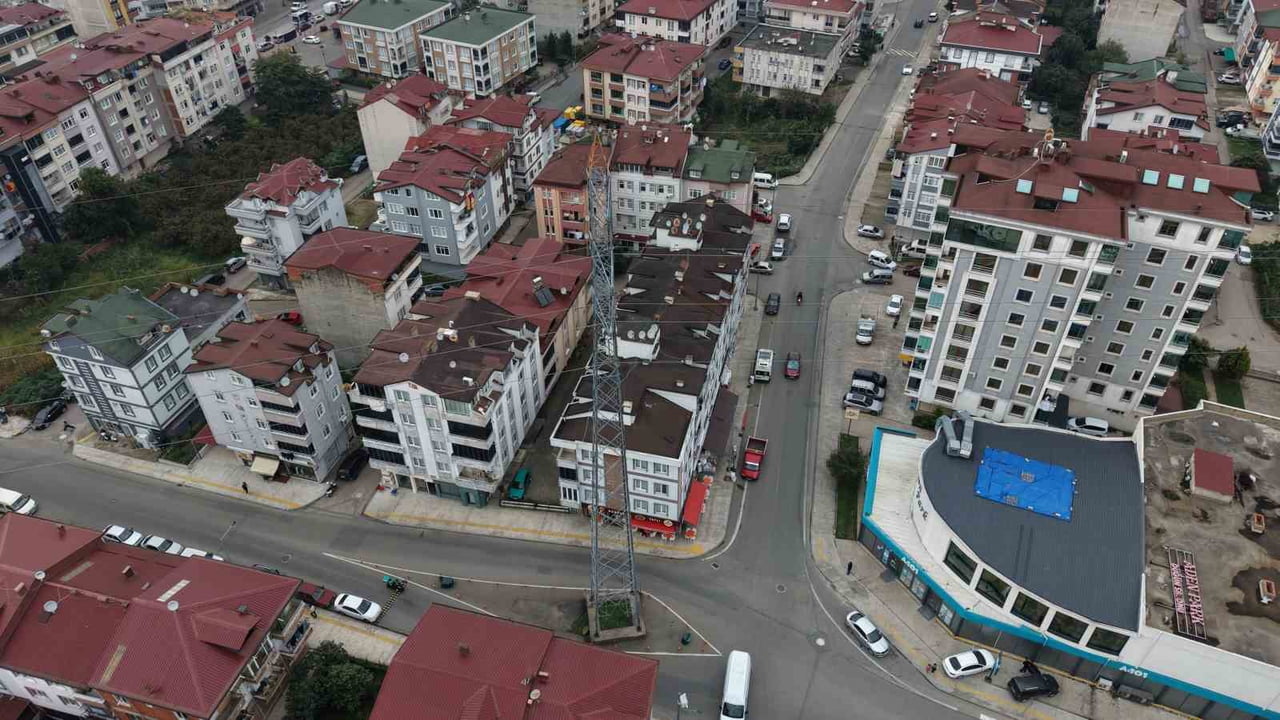 ORDU'NUN ALTINORDU İLÇESİNDE BİR CADDENİN TAM ORTASINDA KALAN YÜKSEK GERİLİM DİREĞİ, SÜRÜCÜLERE...