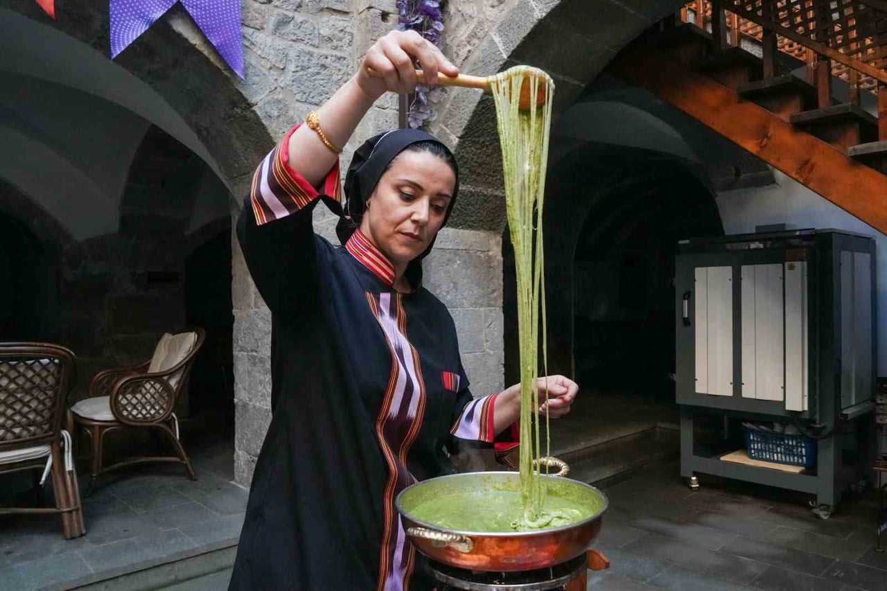 ORTAHİSAR HALK EĞİTİM MERKEZİ BÜNYESİNDE USTA ÖĞRETİCİ OLARAK GÖREV YAPAN SEVİNÇ CİVELEK...