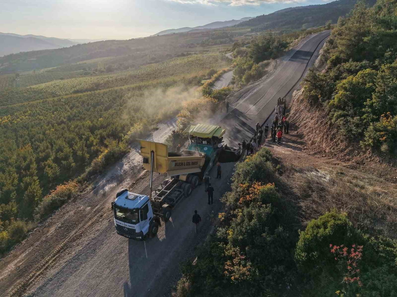 OSMANELİ İLÇESİNDE 3 KÖYÜN ULAŞIMINI SAĞLAYAN 12 KİLOMETRELİK GRUP KÖY YOLUNUN 8 KİLOMETRESİNDE...