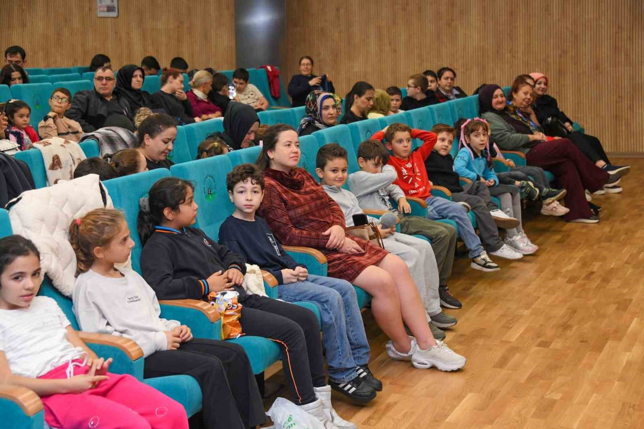 OSMANGAZİ BELEDİYESİ’NİN EV SAHİPLİĞİNDE ÜCRETSİZ OLARAK SAHNELENEN "BARIŞ ADASI" ADLI ÇOCUK...
