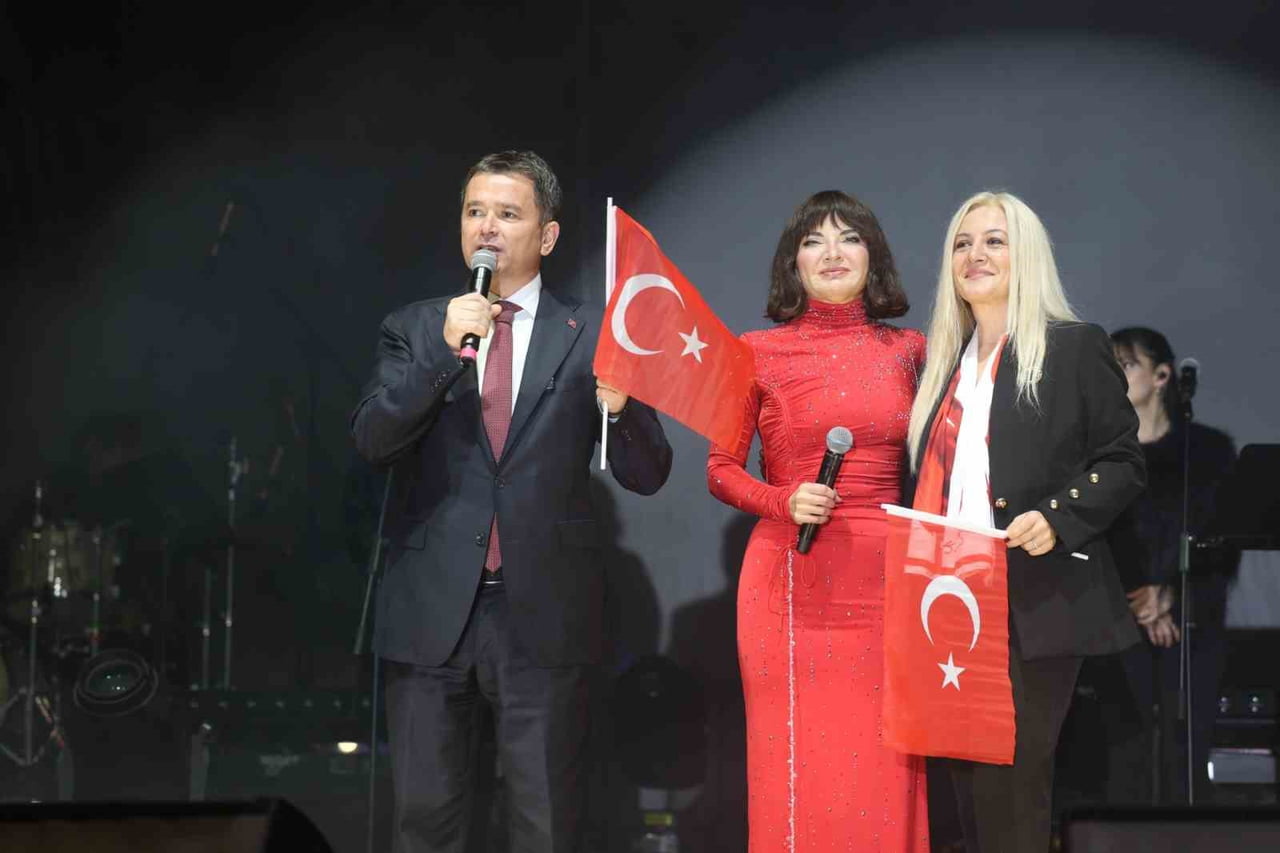 OSMANGAZİ’DE CUMHURİYET COŞKUSU GÖKSEL’İN ŞARKILARIYLA TAÇLANDI