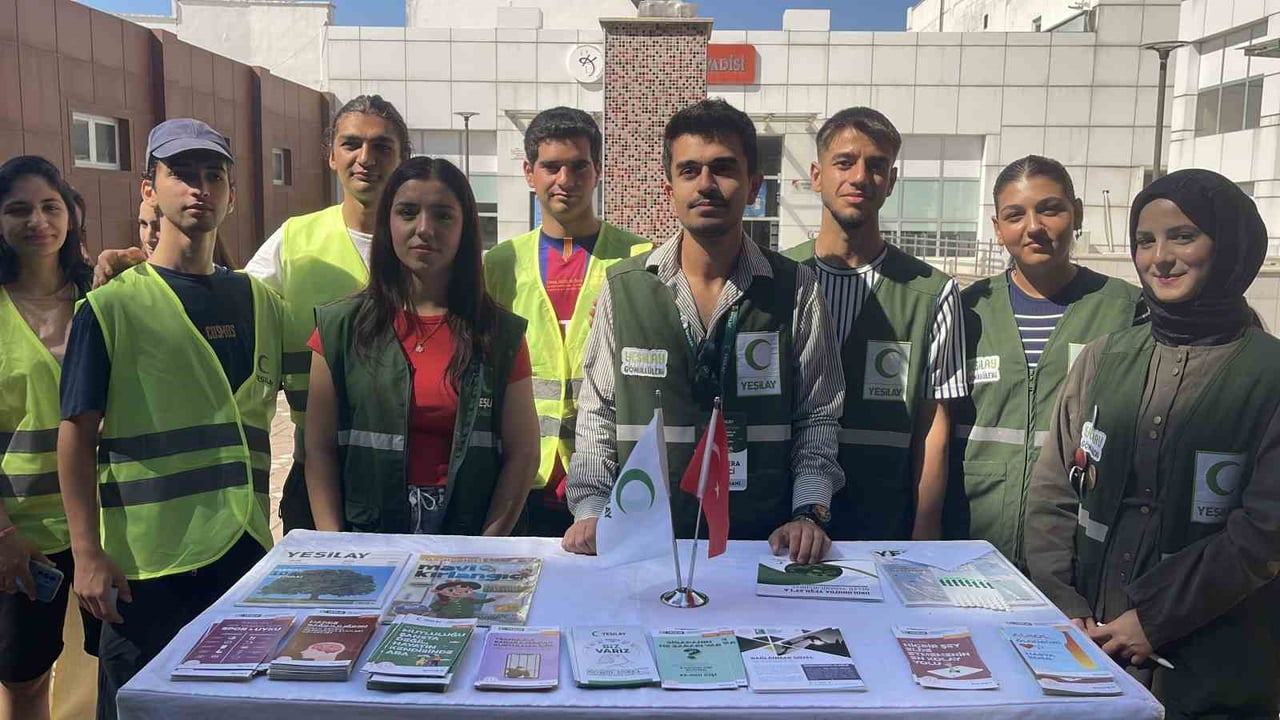 OSMANİYE'DE ÜNİVERSİTE ÖĞRENCİLERİ, BAĞIMLILIKLA MÜCADELEYE DİKKAT ÇEKMEK AMACIYLA ELLERİNDE...