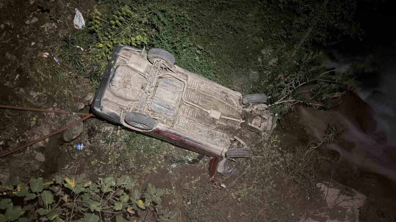 OSMANİYE’DE KONTROLDEN ÇIKAN OTOMOBİLİN KÖPRÜ KORKULUKLARINI KIRARAK 5 METRE YÜKSEKLİKTEN DEREYE...