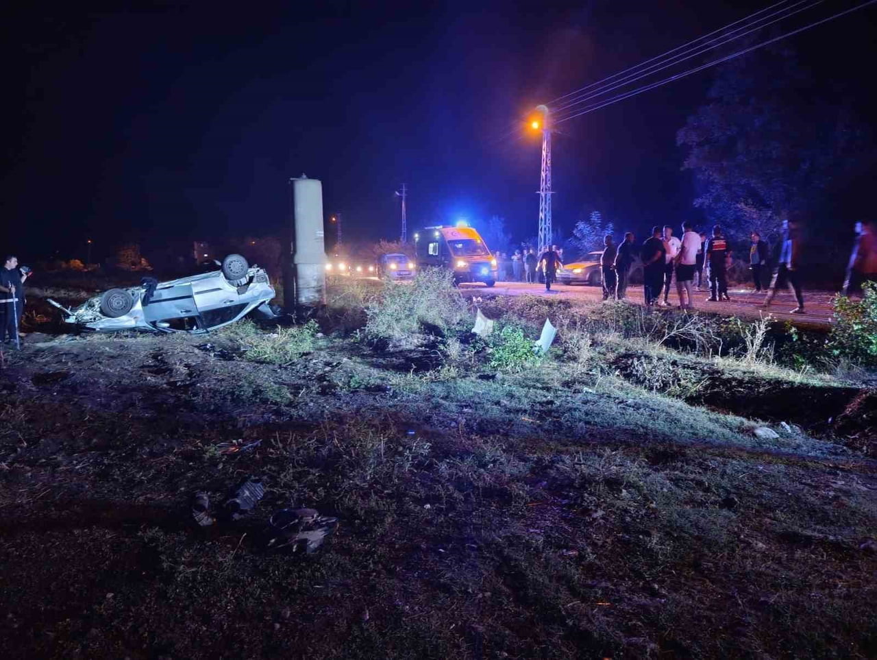 OSMANİYE’DE OTOMOBİL ŞARAMPOLE UÇUP TAKLA ATTI: 3 YARALI